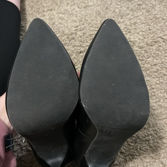 Candies 6 1/2 black pair of heels. - Picture 6 of 7